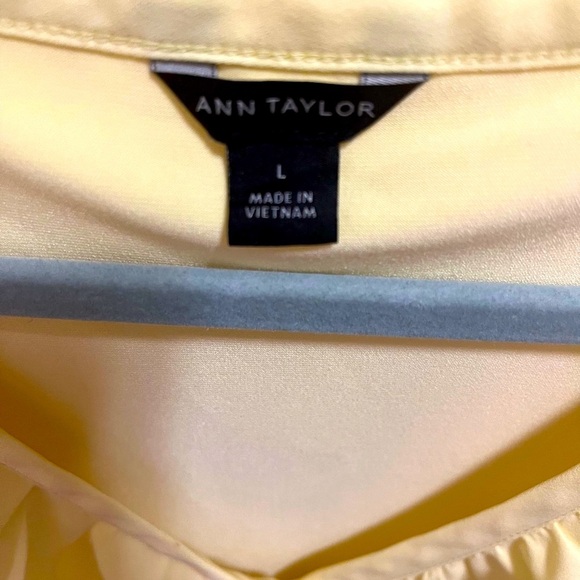 Ann Taylor Women’s Large Light Yellow Ruffle V-Neck Mixed Media Shell - Picture 2 of 3